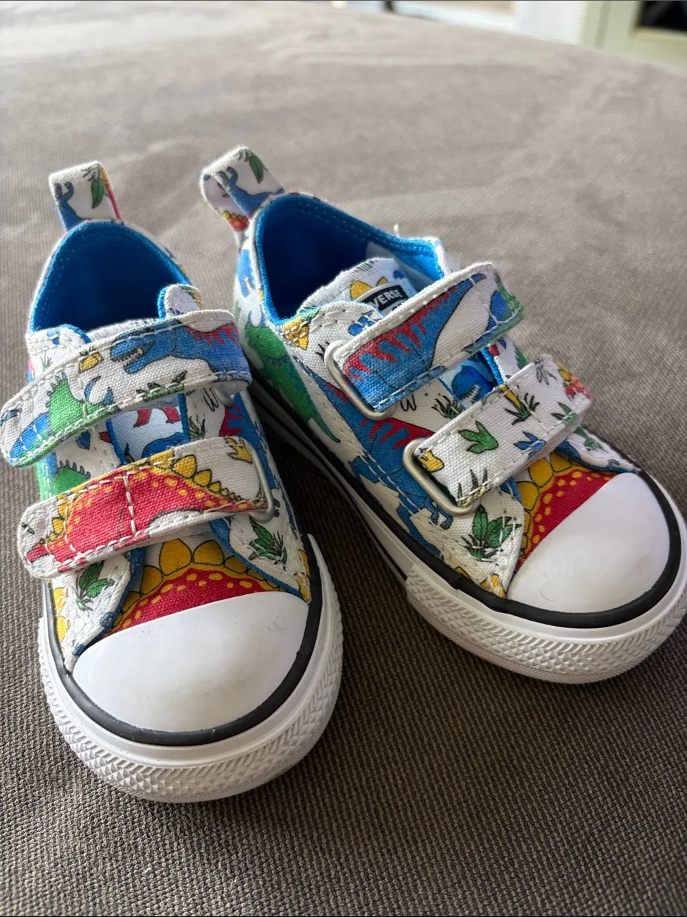 Converse Kids Velcro Sneakers 🦕